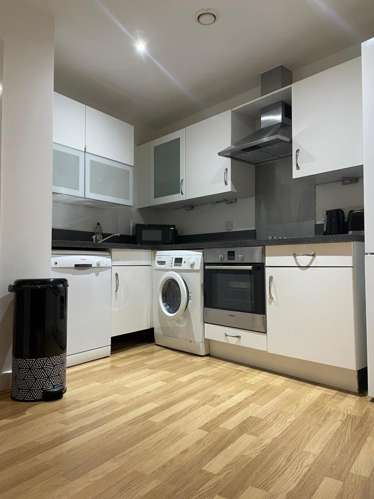 Entire Town Centre 2 Bedroom Apartment Very Close To Beach Борнмут Экстерьер фото